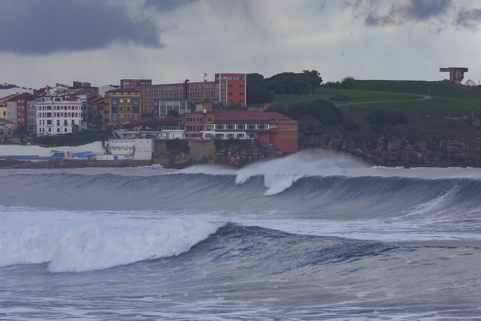 Lluvia y mucho viento en Asturias por la borrasca &#039;Herminia&#039;