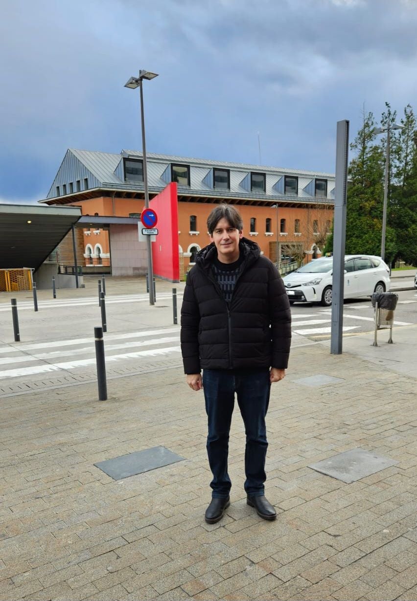 En consejero de Ciencia, Borja Sánchez, tras recibir el alta hospitalaria, en una imagen publicada en sus redes sociales.