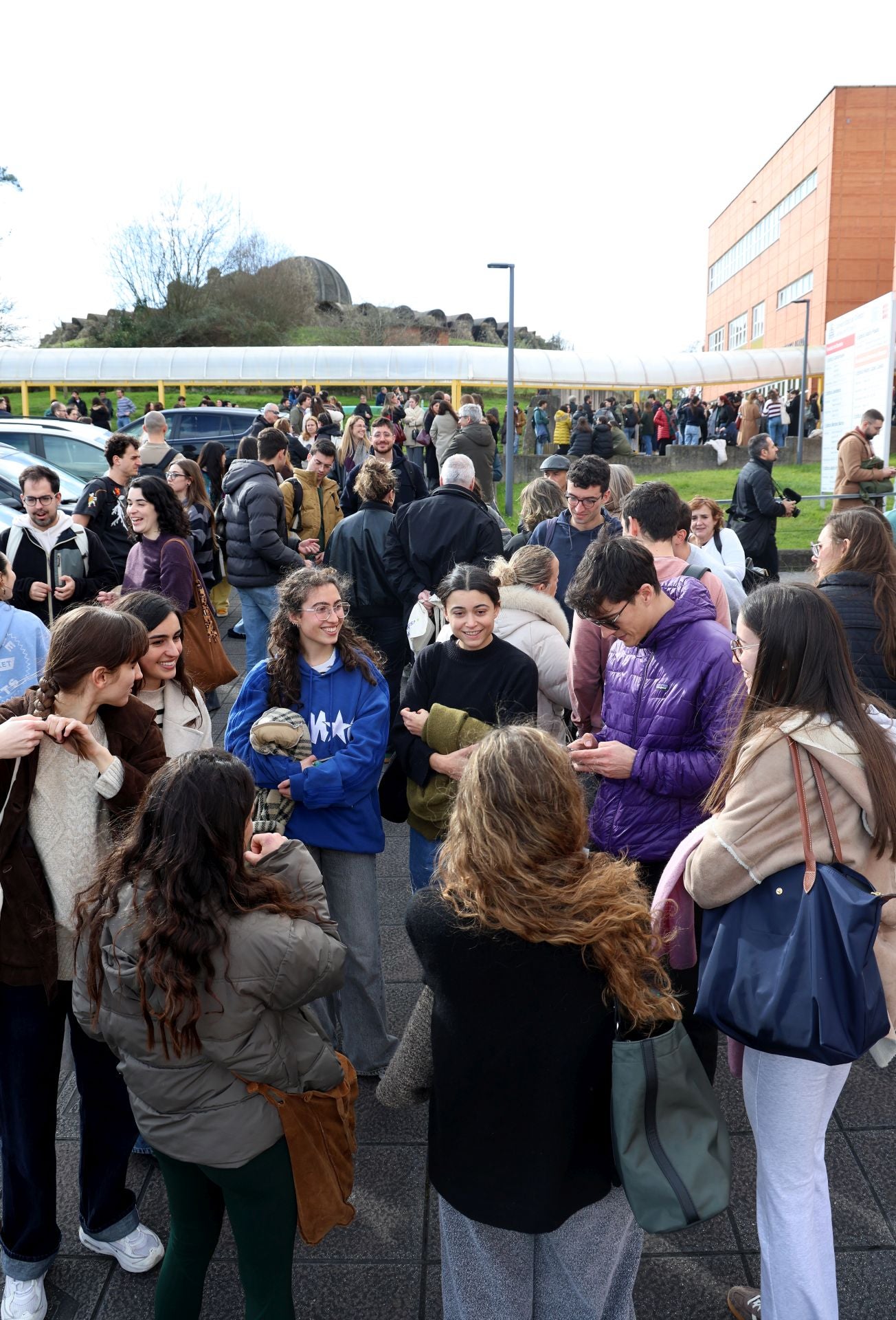 Casi dos mil aspirantes al MIR se examinan en Asturias