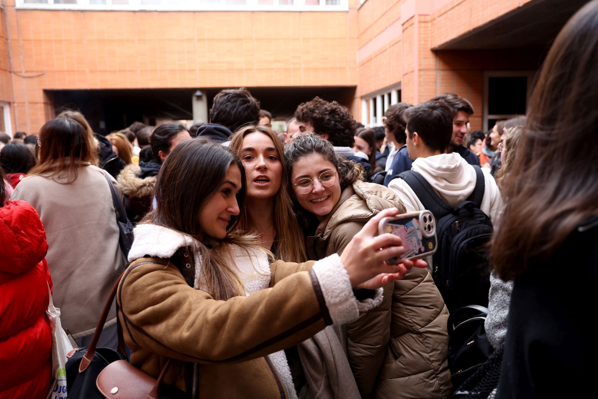 Casi dos mil aspirantes al MIR se examinan en Asturias