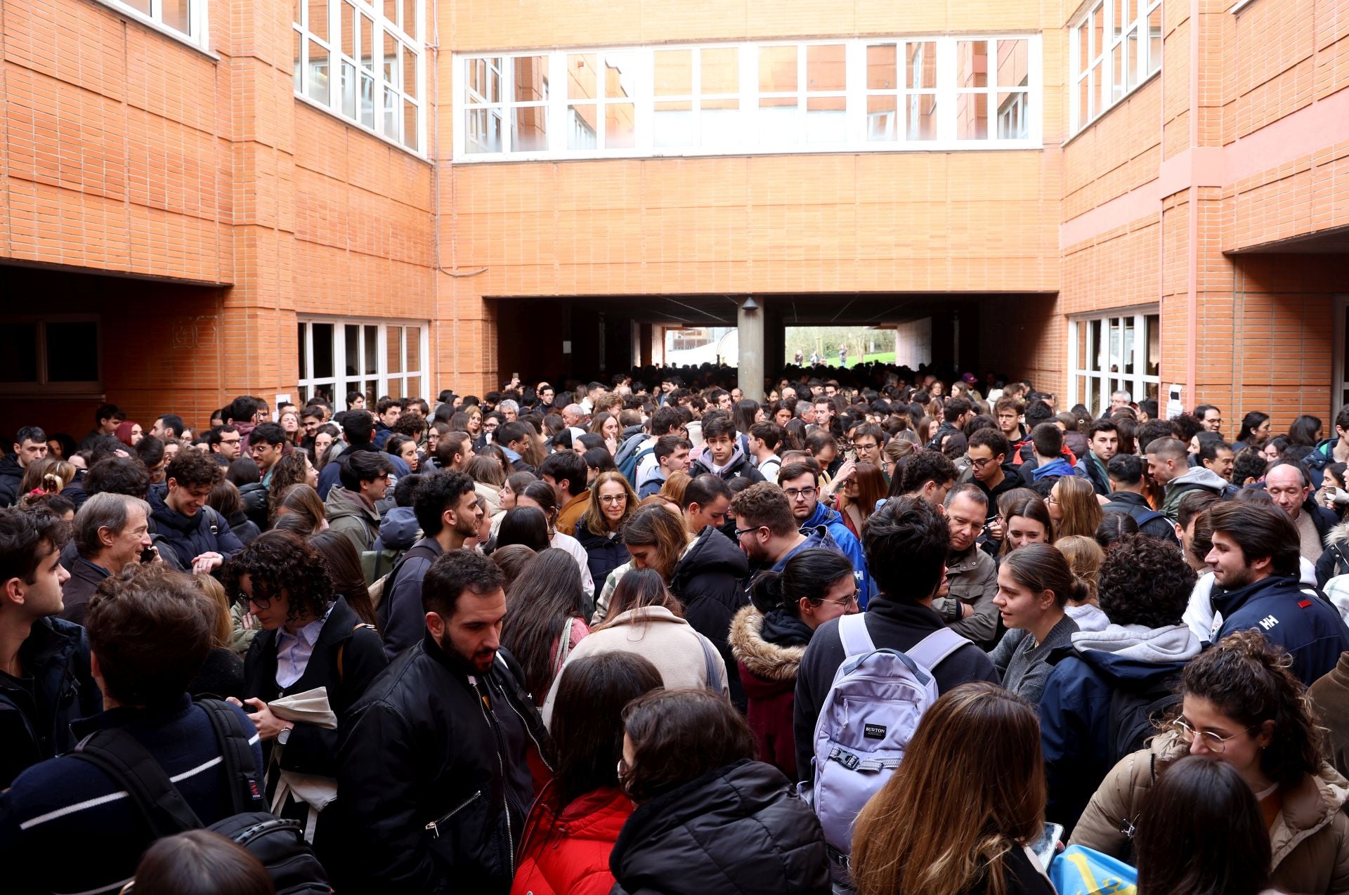 Casi dos mil aspirantes al MIR se examinan en Asturias