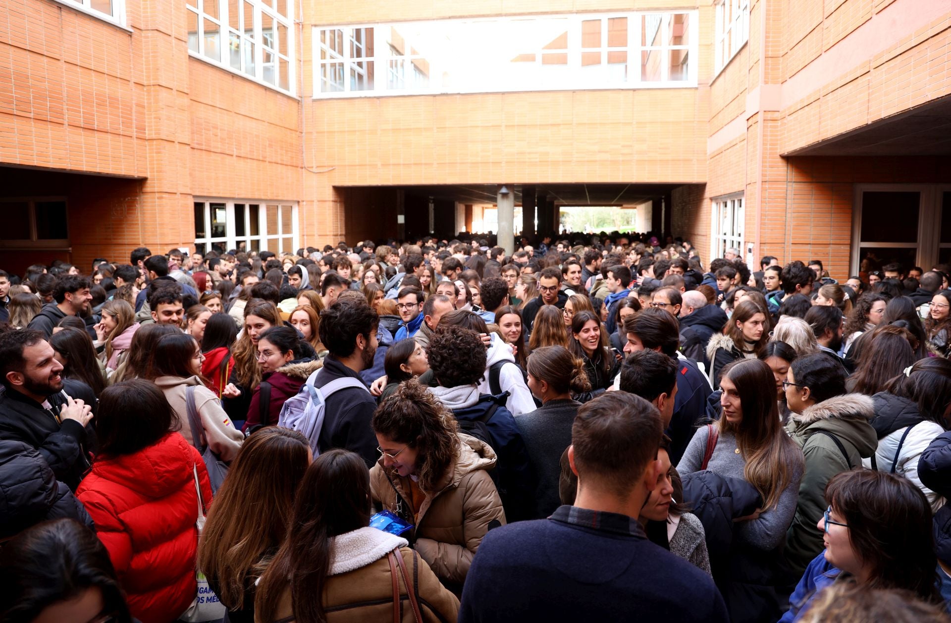 Casi dos mil aspirantes al MIR se examinan en Asturias