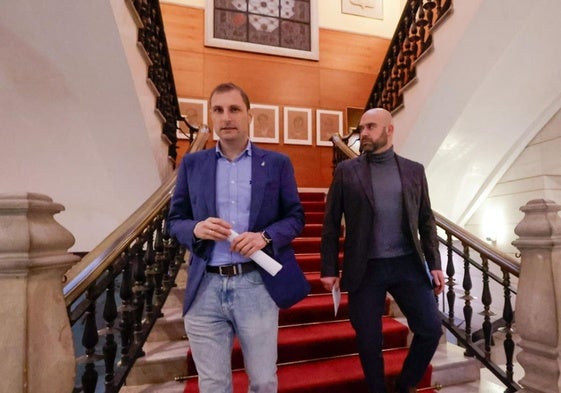 Foto: la Adrián Pumares y Jesús Martínez Salvador. Vídeo: la consejera de Salud da explicaciones sobre la parlización de las obras.