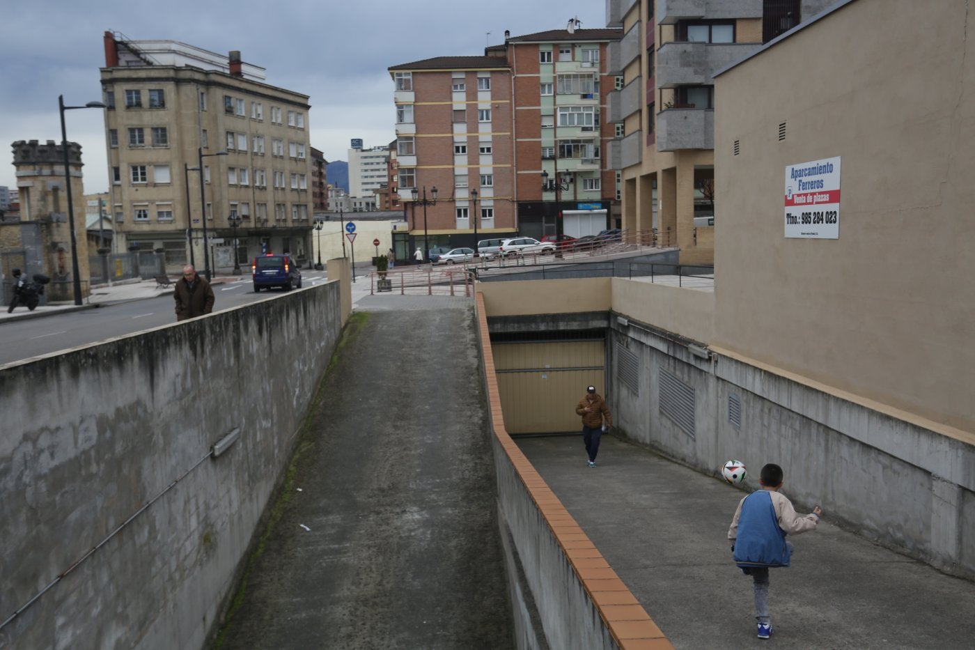 Acceso al aparcamiento subterráneo de la plaza del Papa Juan Pablo II, en Ciudad Naranco de Oviedo.