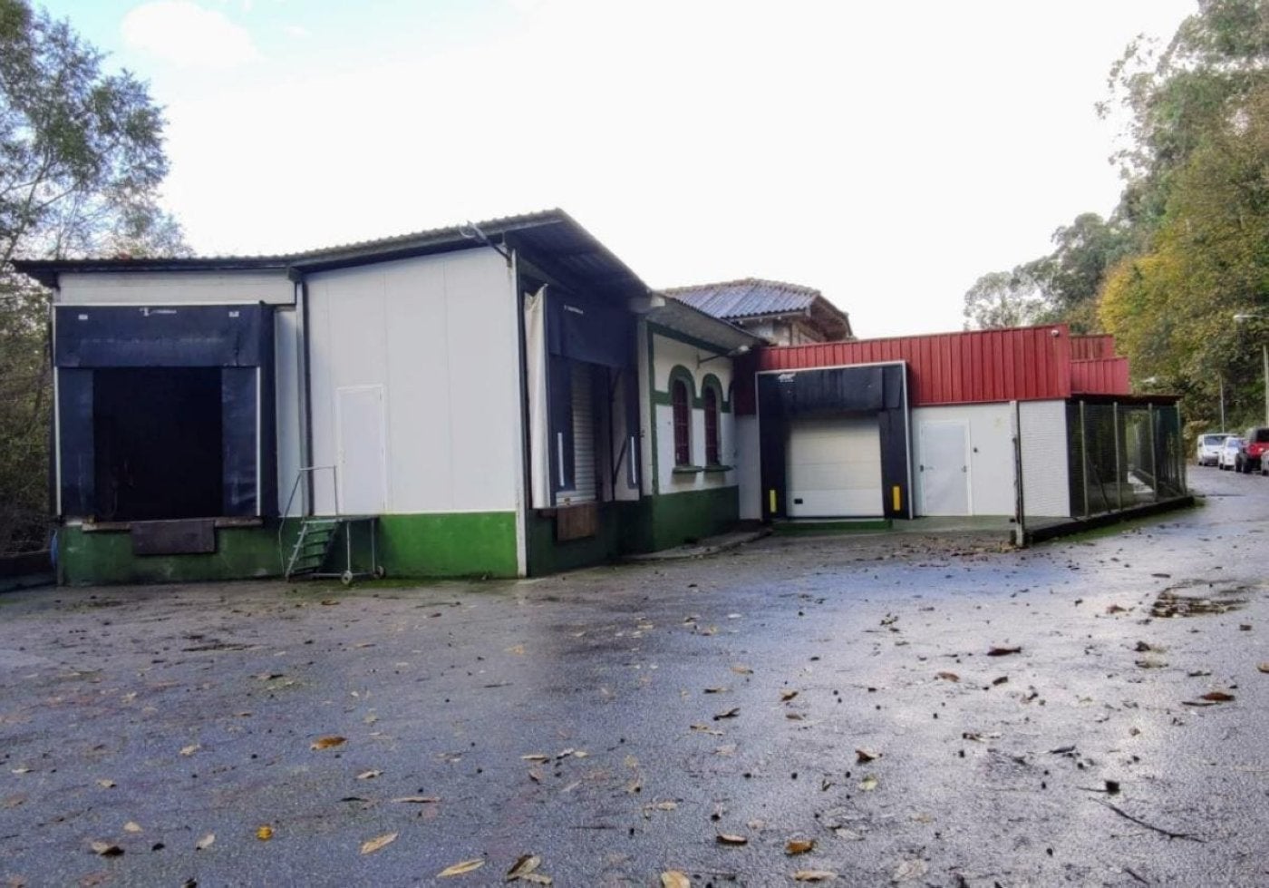 Arrancan las obras en la cubierta del matadero de Pravia