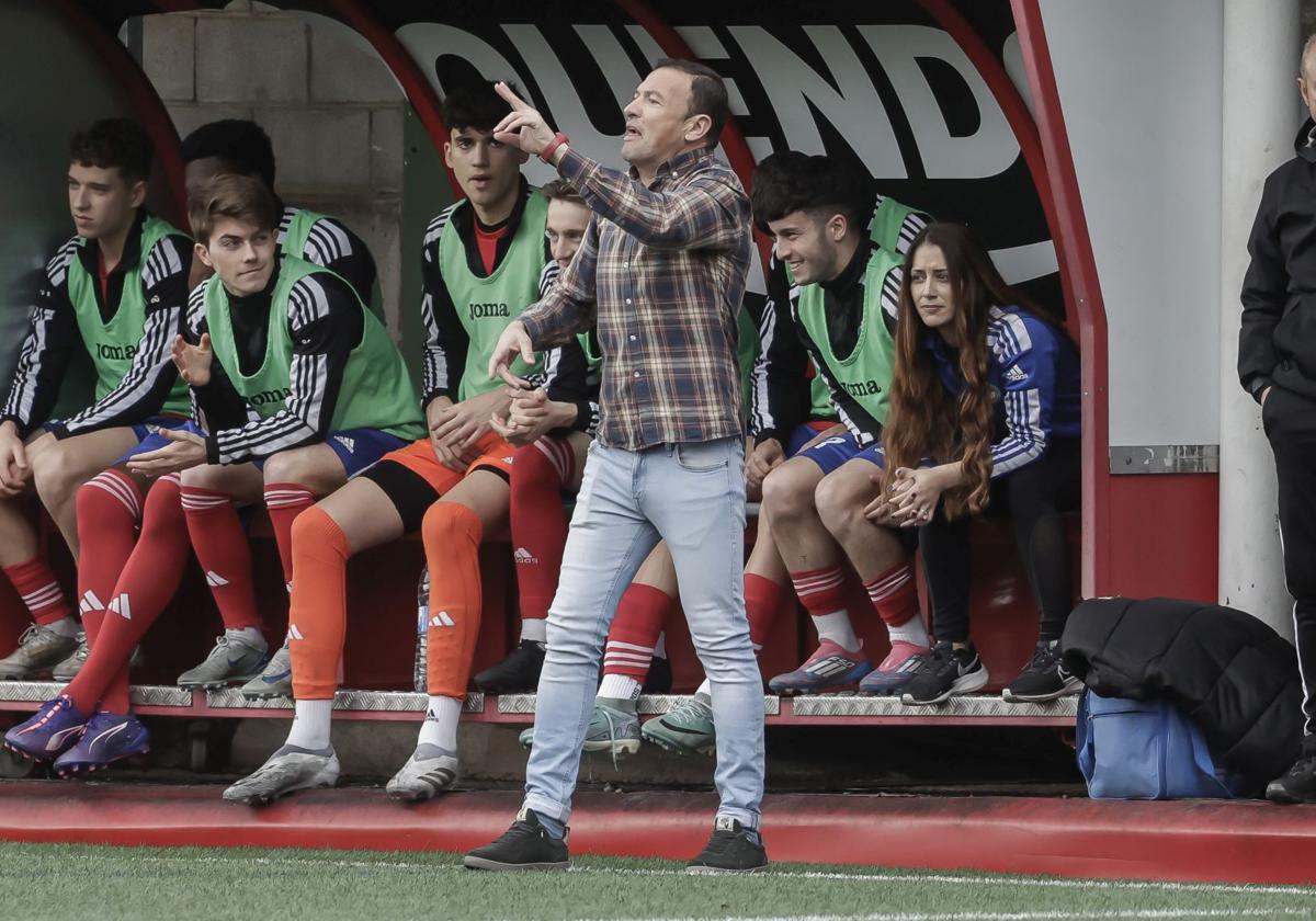 Chuchi Collado, entrenador del Llanera, da indicaciones en el partido frente al Real Avilés.