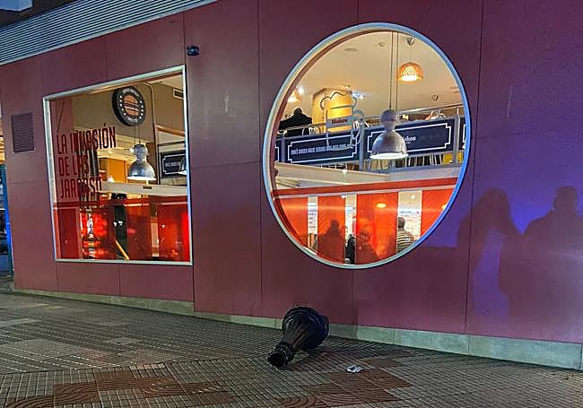 Un trozo de la farola que impactó contra la hamburguesería.