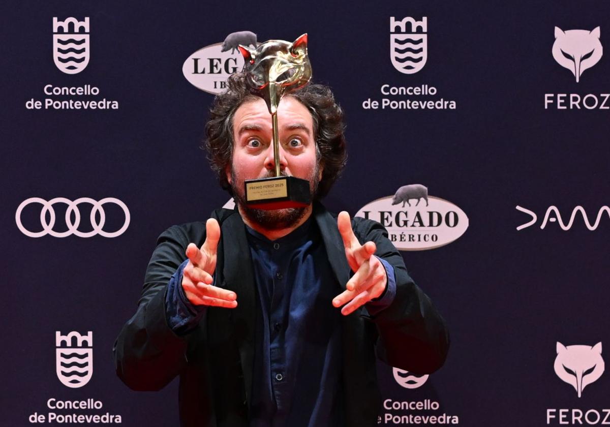 Pol López, con su premio Feroz por interpretar a Emilio Trahorras en 'Nos vemos en otra vida'.