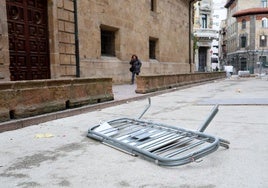 Efectos del fuerte viento en Oviedo.