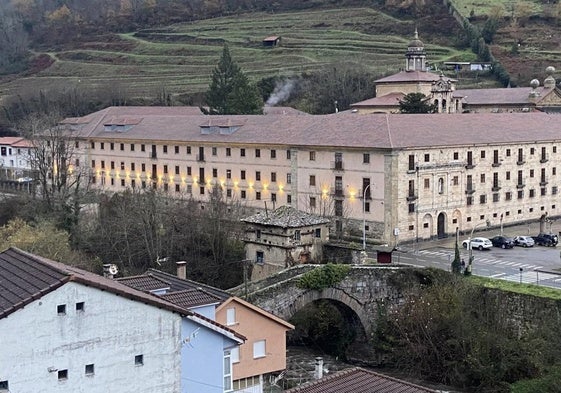 El monasterio de Corias, hoy un parador, pero aún con una comunidad de dos monjes, junto al Narcea.