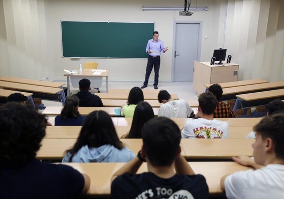 Alumnos de la Escuela Politécnica de Ingeniería de Gijón, en su primer día de clase.