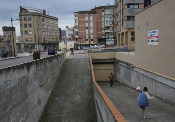 Acceso al aparcamiento subterráneo de la plaza del Papa Juan Pablo II, en Ciudad Naranco de Oviedo.