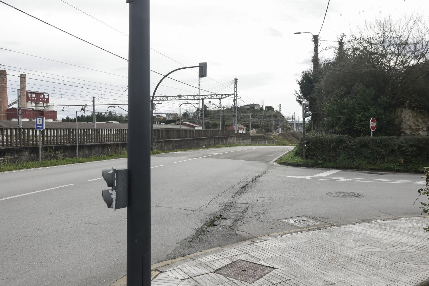 Carretera donde fue tiroteado el panameño Emiliano B. R. a la salida de Lugo de Llanera, el pasado domindo de madrugada.