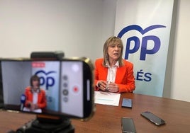 Esther Llamazares, durante la rueda de prensa en la oficina del Partido Popular en el Ayuntamiento de Avilés.