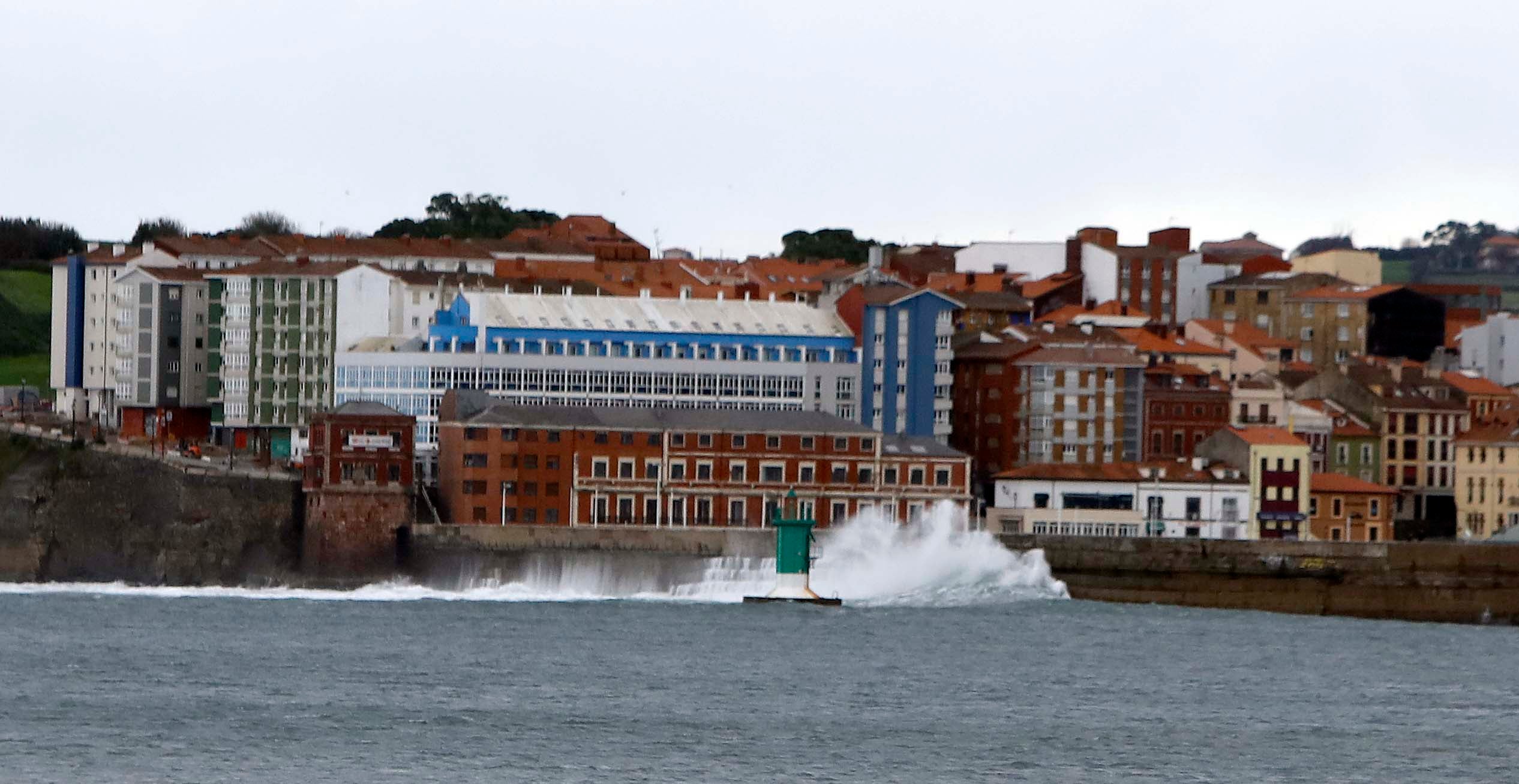 La borrasca &#039;Herminia&#039; golpea Asturias: los efectos del fuerte viento