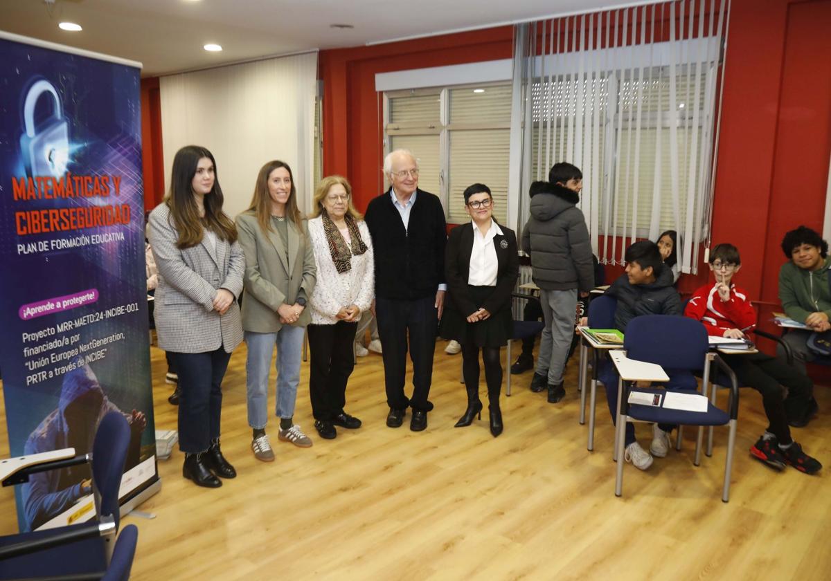 Por la izquierda, Carla Álvarez Sanjurjo, directora general de Promoción del Empleo del Ayuntamiento, la vicealcaldesa Ángela Pumariega, la catedrática de Álgebra de la Universidad de Oviedo Consuelo Martínez López, el catedrático emérito Santos González y Cristina Caldueño, directora de operaciones de Castroalonso.