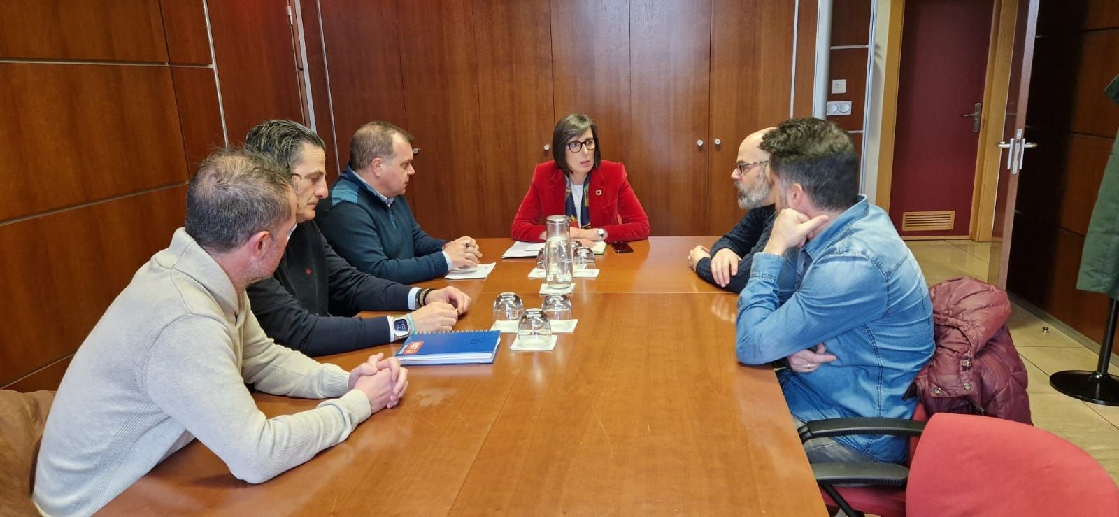 Reunión de representantes de SOMA-Fitag-UGT con Nieves Roqueñí.