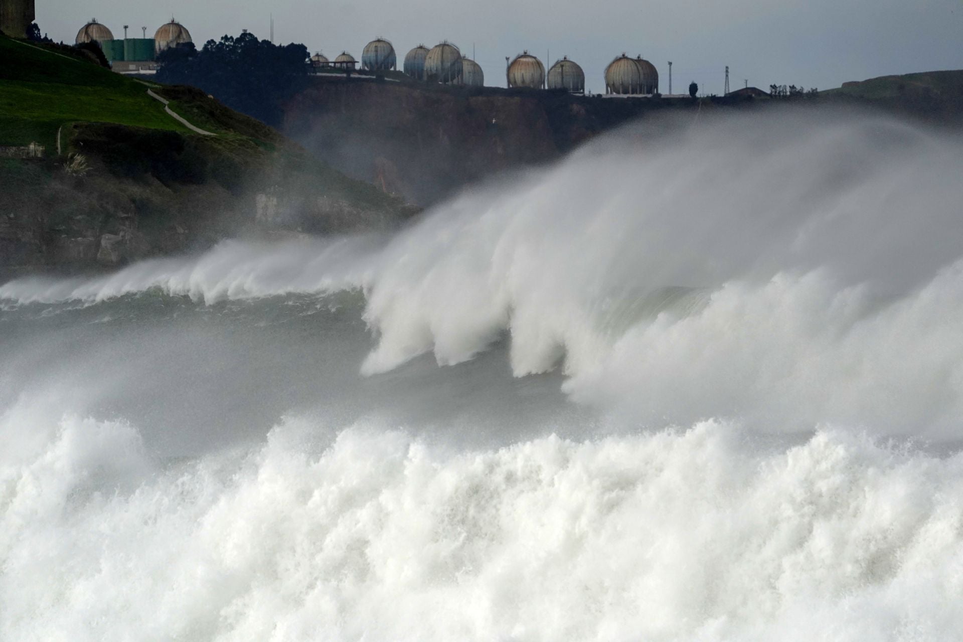 La borrasca &#039;Herminia&#039; golpea Asturias: los efectos del fuerte viento