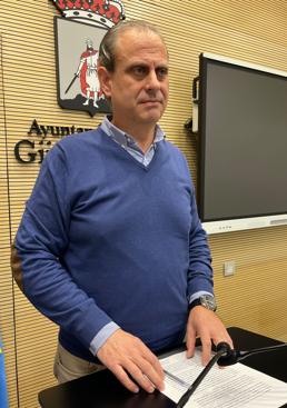 Imagen - El concejal del PSOE Tino Vaquero, este lunes, en la sala de prensa del Ayuntamiento.