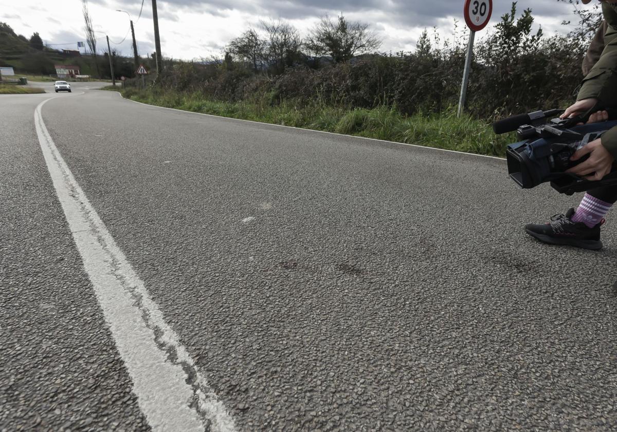 Restos de sangre en la carretera donde sucedió el tiroteo.