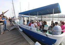 Los paseos turísticos en barco por la ría de Avilés ya se han consolidado como una actvidad muy demandada.