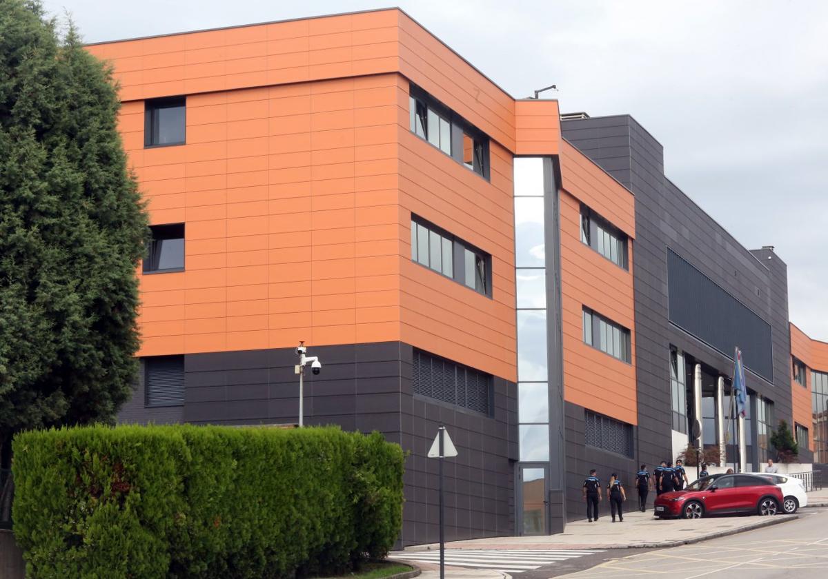 El edificio de Seguridad Ciudadana de Oviedo, con la nueva fachada.