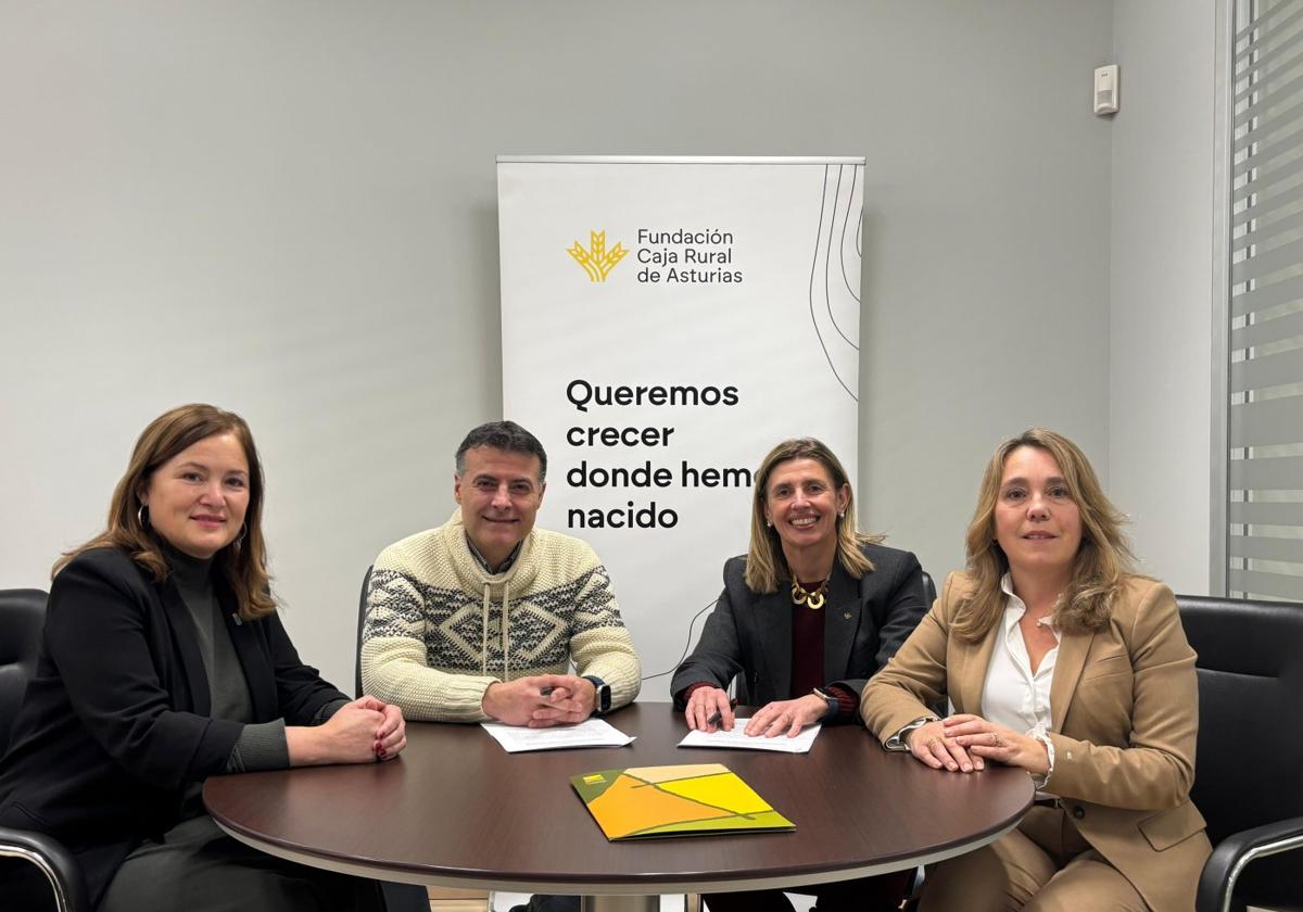 Firma del convenio entre Fundación Caja Rural de Asturias y el Grupo de Desarrollo Rural de Alto Narcea Muniellos.