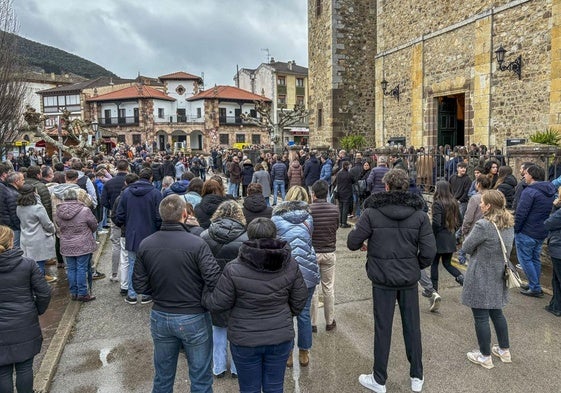 Una multitud arropó a las dos vecinas de Liébana fallecidas el pasado fin de semana en un accidente de tráfico en Turieno.