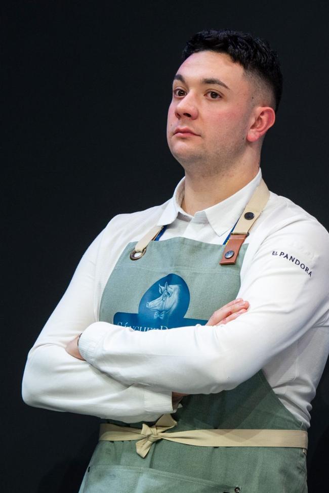 A la izquierda, el cocinero Alejandro Villa, al frente de los fogones del restaurante El Pandora de Avilés.