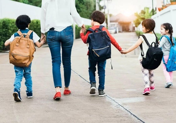 Cuatro niños de camino al colegio.