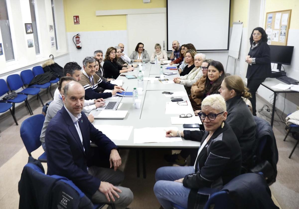 En primer término, el viceconsejero de Política Sanitaria, Pablo García, y la consejera de Salud, Concepción Saavedra, con el equipo directivo del Área Sanitaria V, asociaciones de pacientes y familiares, ayuntamiento y sindicatos, antes de iniciar la reunión del Consejo de Salud del área.