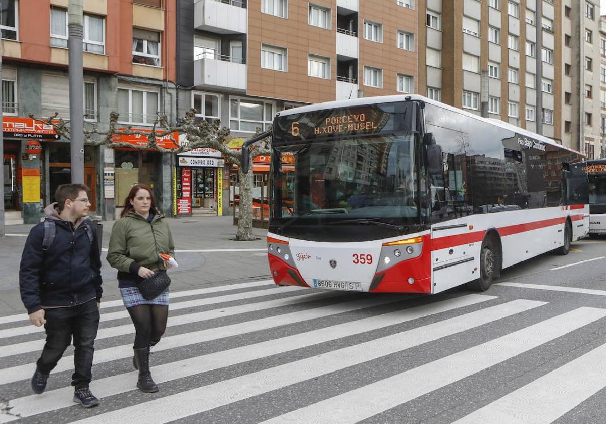 Un autobús de la línea 6 en la zona de la Acerona, en Gijón.