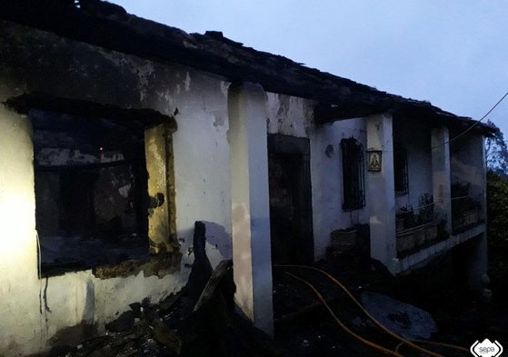 Estado en el que quedó la vivienda de Boal tras el incendio.