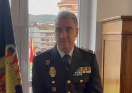 Jorge Ignacio Moreno, Jefe Superior de Policia Nacional de Asturias, felicita a EL COMERCIO