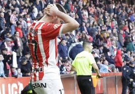 Jonathan Dubasin se lamenta por una ocasión perdida durante la derrota del Sporting de Gijón ante el Racing de Ferrol.