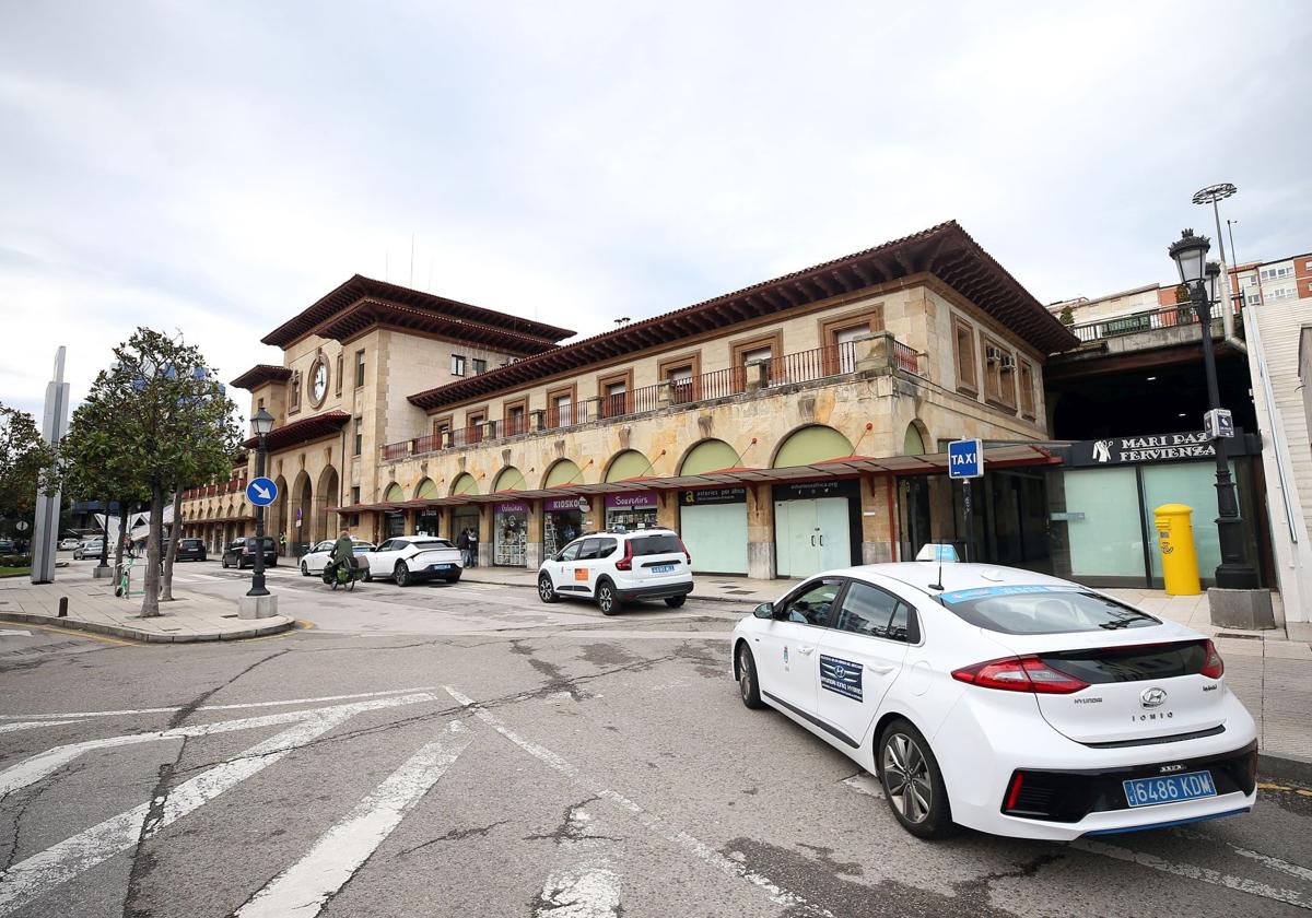 Parada de taxis en la estación de tren de Oviedo.