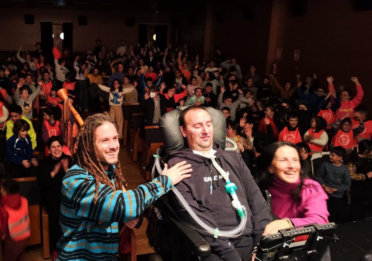 El profesor Imanol Núñez, junto a José Luis Capitán y su mujer, Teresa Pérez. Al fondo, el almunado de Pola de Lena.