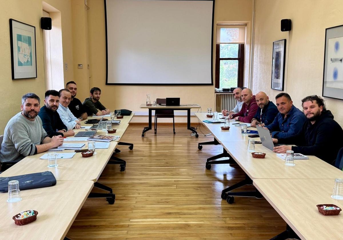 Representantes de los sindicatos mineros, ayer, antes de dar comienzo el encuentro con la SEPI.