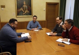 Juan Antonio Rodríguez-Pládano (Santa Vera Cruz), el edil Jorge González-Palacios, Ignacio Alvargonzález (Santa Misericordia) y Alejandro Vallaure (Santo Sepulcro), en el Consistorio.