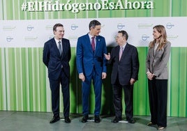 De izquierda a derecha, el consejero delegado de Enagás, Arturo Gonzalo; el presidente del Gobierno de España, Pedro Sánchez; el presidente de Enagás, Antonio Llardén; y la vicepresidenta del Gobierno y ministra para la Transición Ecológica y el Reto Demográfico, Sara Aagesen.