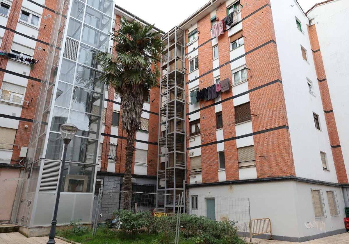 Una de las comunidades de vecinos de Avilés con la obra del ascensor sin terminar.