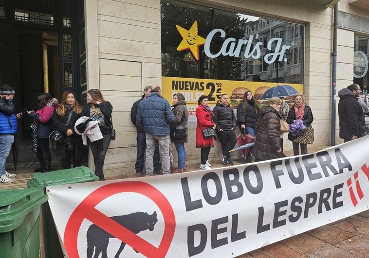 Los ganaderos protestan frente a la Junta General del Principado.