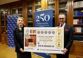 Carmen Morales y Antonio González-Busto muestran una réplica del décimo de Lotería Nacional con la imagen del Colegio de Abogados de Oviedo.