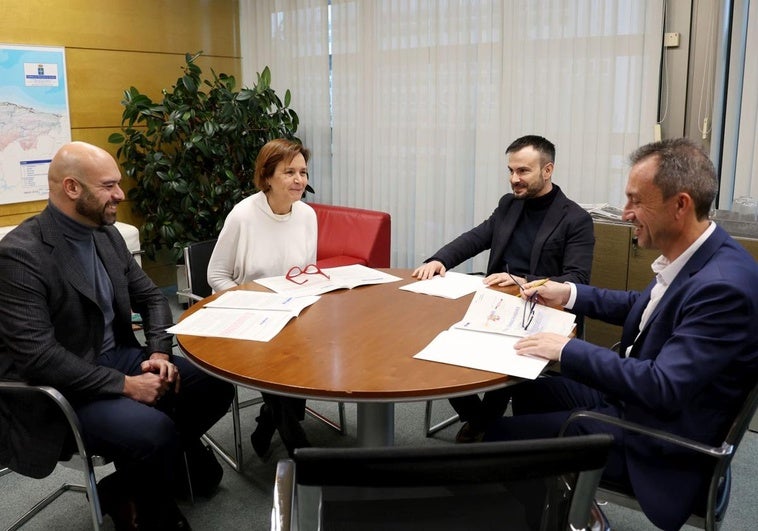 Reunión en la Consejería de Ordenación del Territorio y vivienda con la alcaldesa de Gijón y el concejal de Urbanismo.