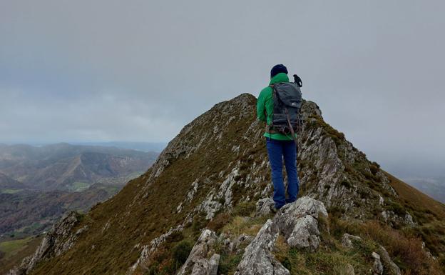 Disfrutando de los altos en el pico Fontón con la mirada puesta en el pico Facéu (al fondo)