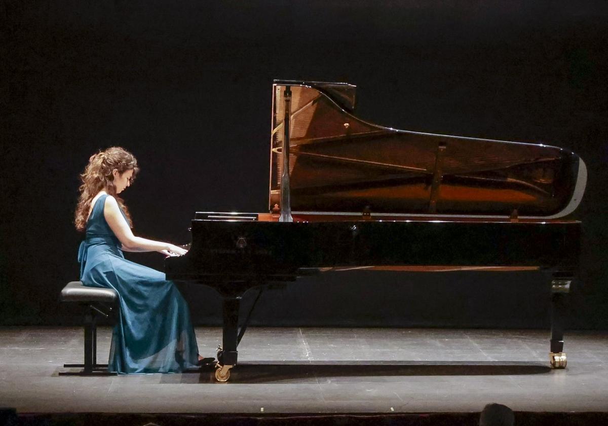 La pianista francesa Diana Cooper, sobre las tablas del Teatro Jovellanos.