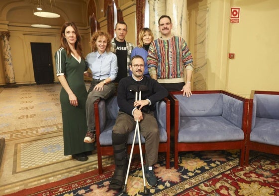 David Serrano junto al elenco de actores en el Teatro Palacio Valdés de Avilés.