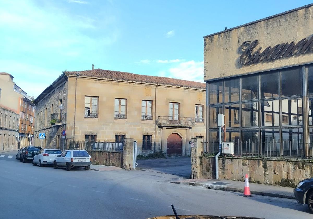 El edificio de Sidra Escanciador, junto al antiguo palacio de la Torre, en Villaviciosa.