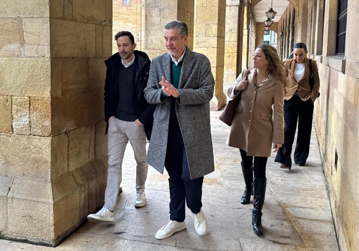 Agustín Lleida, Martín Peláez y Estela Caicoya, a su llegada al Consistorio de Oviedo.