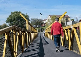 Pasarela metálica sobre las vías del tren entre Lugones y El Carbayu, en Siero.